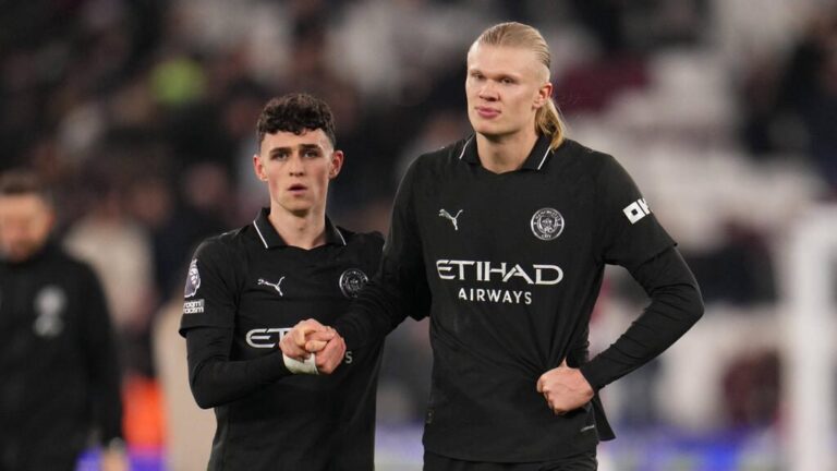 Phil Foden im hellblauen Trikot von Manchester City auf dem Spielfeld