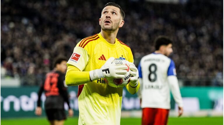 Daniel Heuer Fernandes im Torwarttrikot des Hamburger SV blickt fokussiert auf das Spielfeld