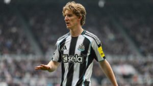 Stürmer Anthony Gordon jubelt im Trikot von Newcastle United auf dem Spielfeld