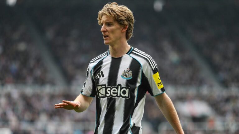 Stürmer Anthony Gordon jubelt im Trikot von Newcastle United auf dem Spielfeld