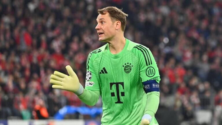 Manuel Neuer im Trikot des FC Bayern München gestikuliert auf dem Spielfeld