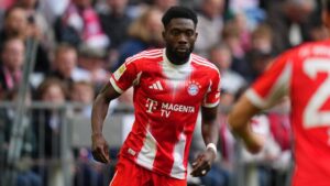 Alphonso Davies im Trikot des FC Bayern München am Ball