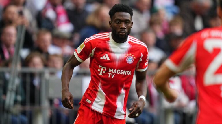 Alphonso Davies im Trikot des FC Bayern München am Ball