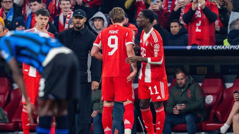 Nicolas Jackson im Trikot des FC Bayern München blickt konzentriert auf dem Spielfeld