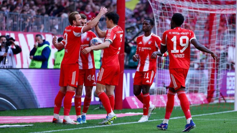 Spieler des FC Bayern München jubeln gemeinsam auf dem Spielfeld über ein Tor