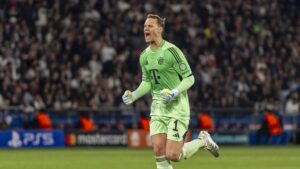 Manuel Neuer im Trikot des FC Bayern München klatscht motiviert in die Hände