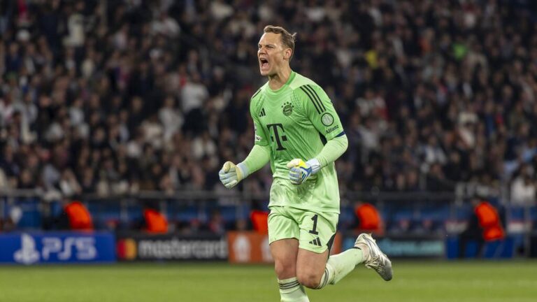 Manuel Neuer im Trikot des FC Bayern München klatscht motiviert in die Hände