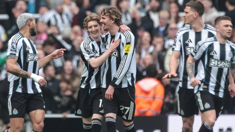 Anthony Gordon im Trikot von Newcastle United auf dem Spielfeld