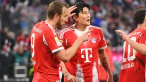 Min-Jae Kim im Trikot des FC Bayern München blickt konzentriert auf das Spielfeld