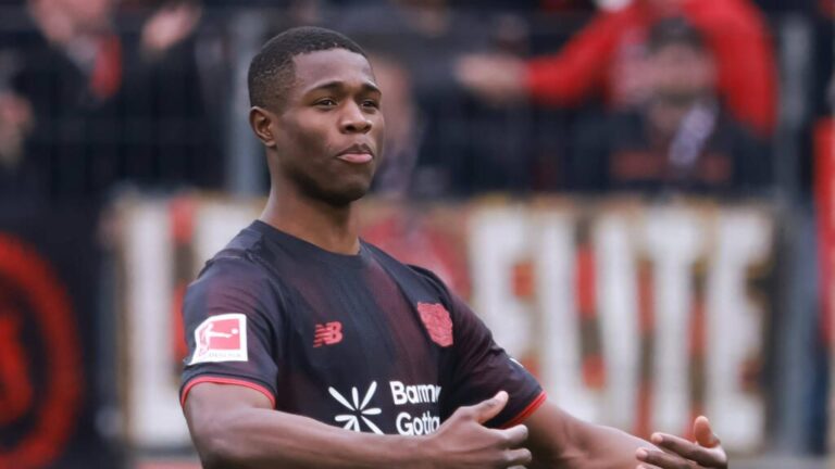 Christian Kofane im Trikot von Bayer Leverkusen läuft über das Spielfeld