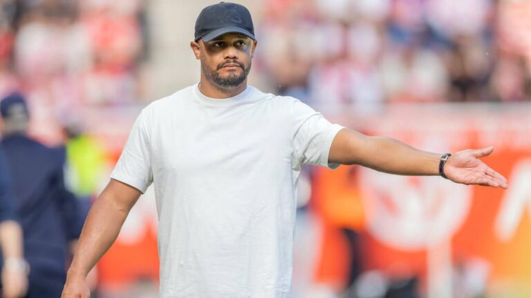 Karl-Heinz Rummenigge lächelt entspannt auf der Tribüne des FC Bayern München