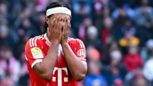 Serge Gnabry im Trikot des FC Bayern München blickt enttäuscht nach unten auf das Spielfeld