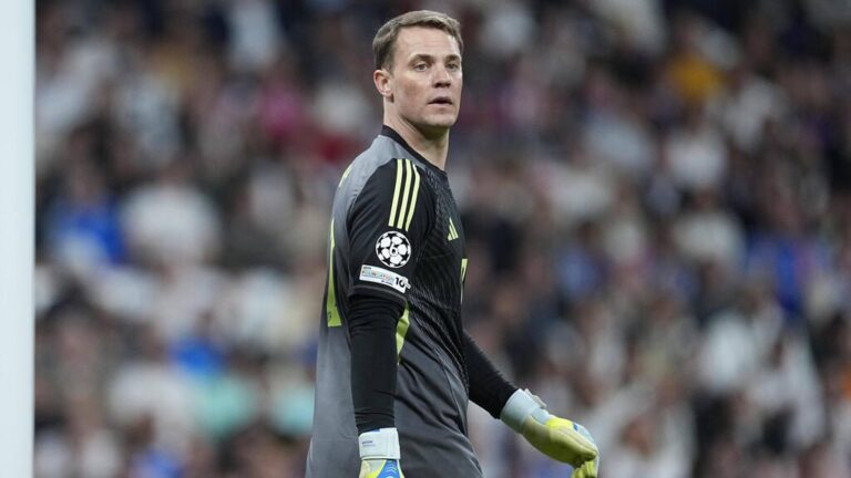 Manuel Neuer lächelt mit der Trophäe für den Spieler des Spiels nach dem Champions-League-Sieg des FC Bayern gegen Real