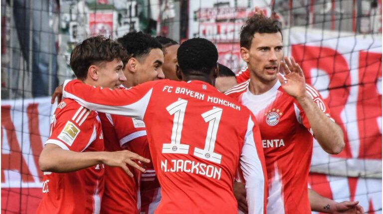 Jubelnde Spieler des FC Bayern München nach dem furiosen 4:3-Auswärtssieg gegen den 1. FSV Mainz 05