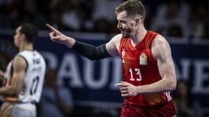 Basketball-Spieler des FC Bayern München und Alba Berlin kämpfen in einem intensiven Duell unter dem Korb um den Ball.