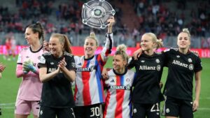 Linda Dallmann vom FC Bayern München fokussiert auf dem Spielfeld