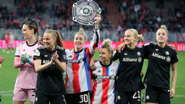 Linda Dallmann vom FC Bayern München fokussiert auf dem Spielfeld