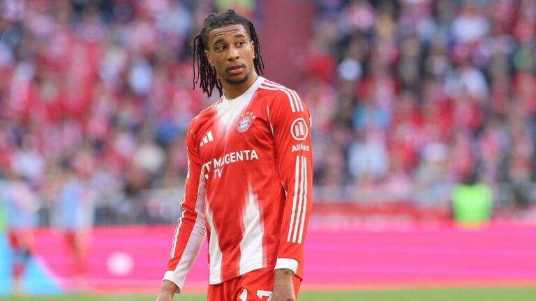 Michael Olise am Ball im Trikot des FC Bayern München während eines Fußballspiels