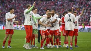 Peter Neururer blickt nachdenklich auf das Spielfeld
