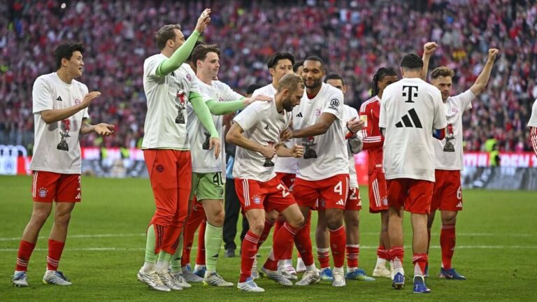 Peter Neururer blickt nachdenklich auf das Spielfeld