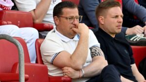 Max Eberl schaut nachdenklich am Spielfeldrand des FC Bayern München