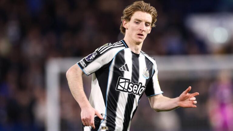 Anthony Gordon im Trikot von Newcastle United auf dem Spielfeld