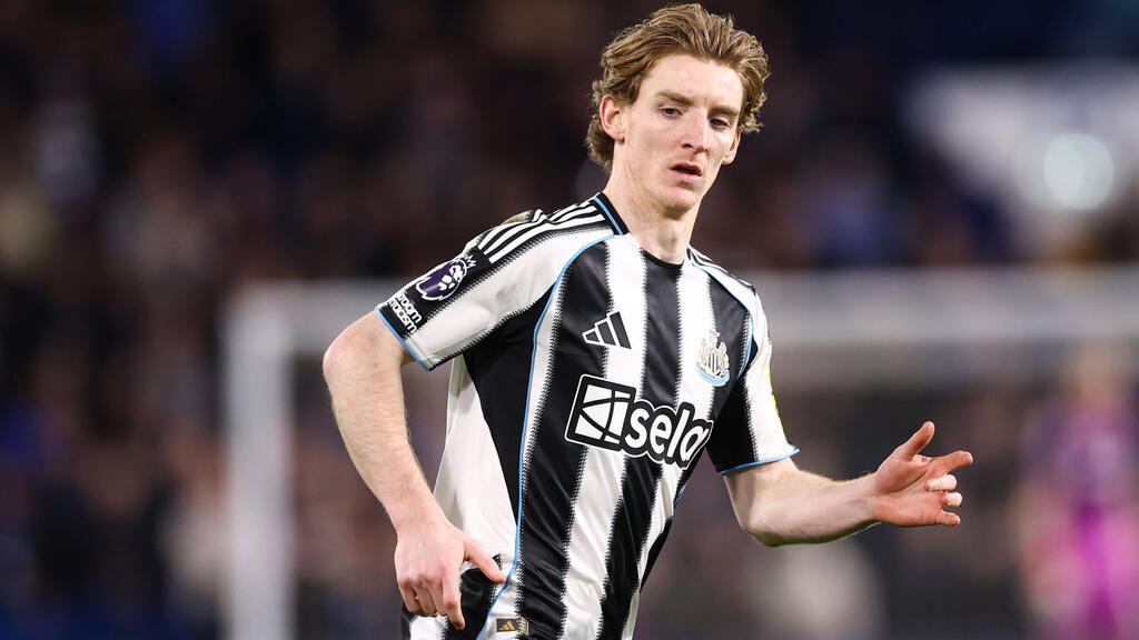 Anthony Gordon im Trikot von Newcastle United auf dem Spielfeld