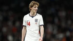 Anthony Gordon im Trikot von Newcastle United auf dem Spielfeld