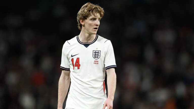 Anthony Gordon im Trikot von Newcastle United auf dem Spielfeld