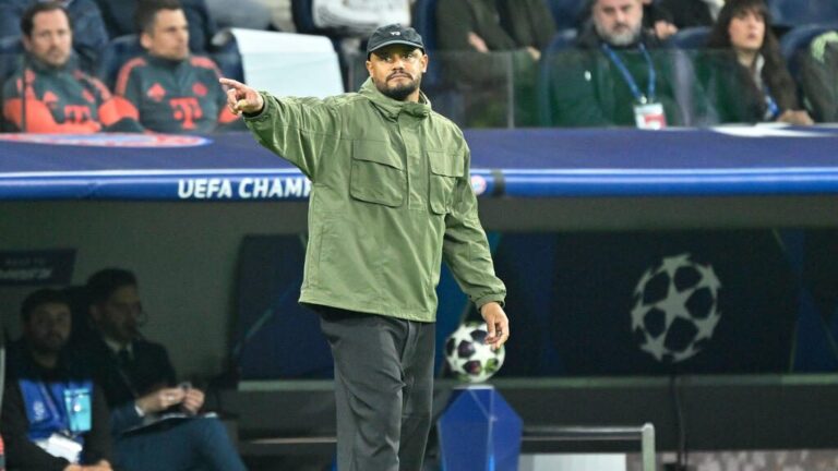 Bayern-Trainer Vincent Kompany steht fokussiert am Spielfeldrand und gibt seiner Mannschaft taktische Anweisungen.