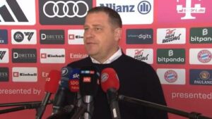 Harry Kane im Trikot des FC Bayern München blickt fokussiert auf das Spielfeld