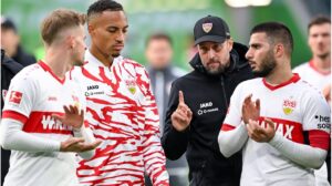 Ein Fußballspieler von Werder Bremen im hitzigen Zweikampf während eines Bundesliga-Spiels