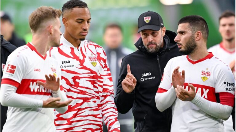 Ein Fußballspieler von Werder Bremen im hitzigen Zweikampf während eines Bundesliga-Spiels