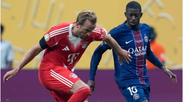 Harry Kane im Trikot des FC Bayern München gestikuliert auf dem Spielfeld