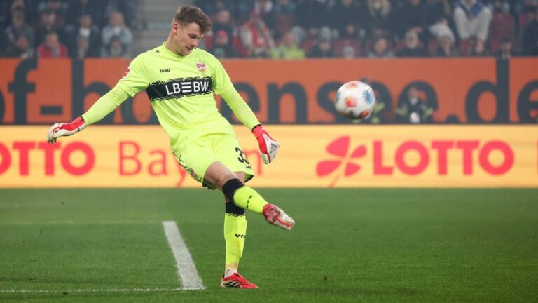 Torwart Alexander Nübel blickt nachdenklich auf dem Spielfeld