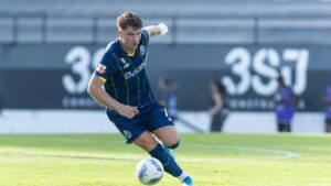 Oskar Pietuszewski im Trikot des FC Porto beim Dribbling auf dem Fußballplatz