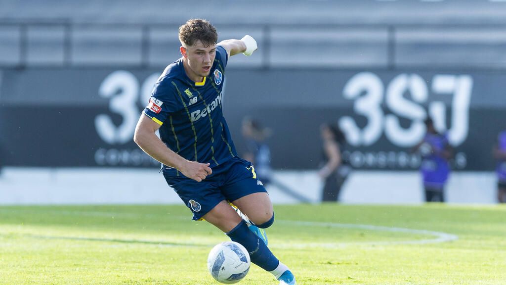 Oskar Pietuszewski im Trikot des FC Porto beim Dribbling auf dem Fußballplatz