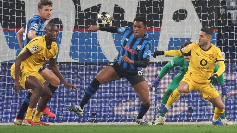 Honest Ahanor im Trikot von Atalanta Bergamo im Zweikampf während eines Champions-League-Spiels