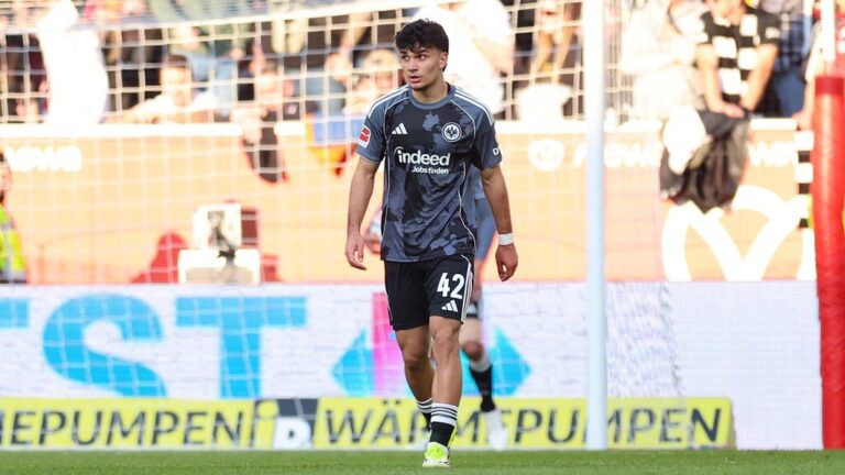 Can Uzun im Trikot von Eintracht Frankfurt blickt nachdenklich auf das Spielfeld