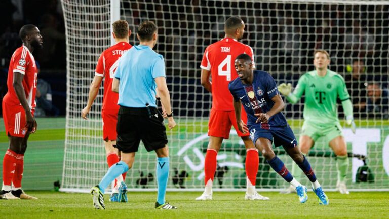 Spielszene aus der Champions League zwischen Spielern von Paris Saint-Germain und dem FC Bayern München im Prinzenpark