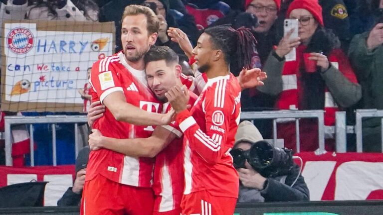 Raphaël Guerreiro im Trikot des FC Bayern München fasst sich an den verletzten Oberschenkel.