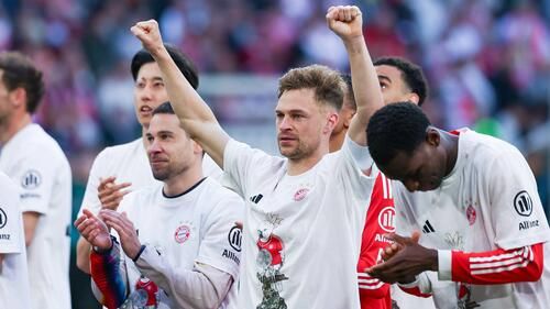 Joshua Kimmich im Trikot des FC Bayern München blickt hochkonzentriert auf das Spielfeld