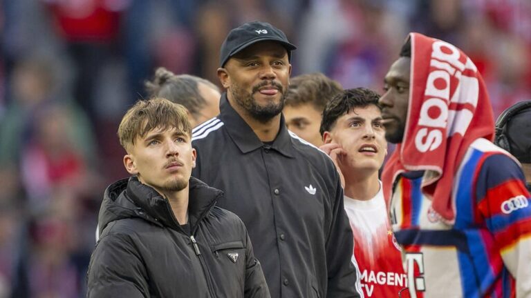 Bayern-Trainer Vincent Kompany gibt Anweisungen, während Lennart Karl im Training zuschaut