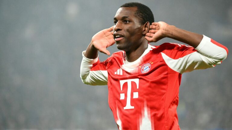 Stürmer Nicolas Jackson im Trikot des FC Bayern München auf dem Spielfeld