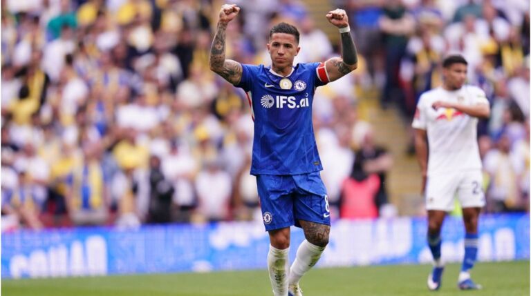 Spieler des FC Chelsea bejubeln den entscheidenden Treffer von Enzo Fernandez im FA Cup