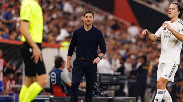 Fußballtrainer Xabi Alonso im Anzug nachdenklich am Spielfeldrand