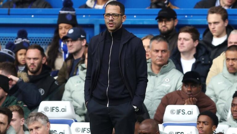 Cesc Fabregas als Trainer von Como 1907 gestikuliert an der Seitenlinie in einem Fußballstadion