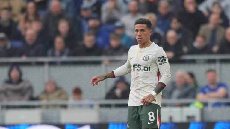 Enzo Fernández im Trikot des FC Chelsea mit ernstem Blick auf dem Spielfeld