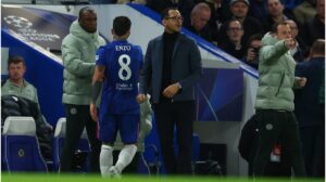 Enzo Fernández im Trikot des FC Chelsea schaut nachdenklich auf dem Spielfeld