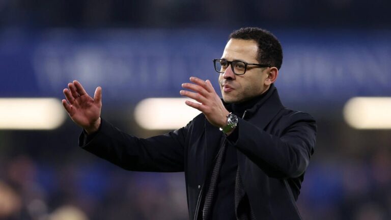 Trainer Liam Rosenior schaut nachdenklich und enttäuscht vom Spielfeldrand auf den Platz